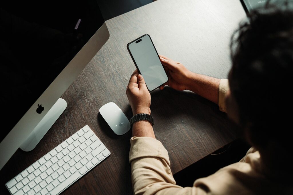 Comment retrouver ses contacts pro provenant d'outlook sur son mobile ?